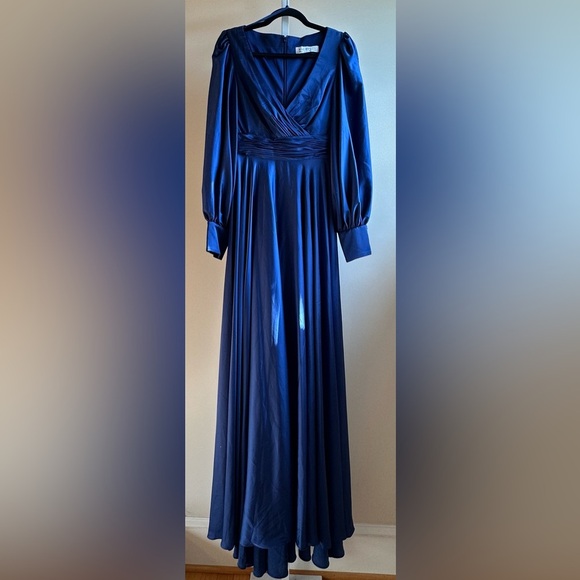 NWOT Mac Duggal Flowy Split Bishop Sleeve Faux Wrap Gown Midnight 4 Blue 67847 - Picture 4 of 9